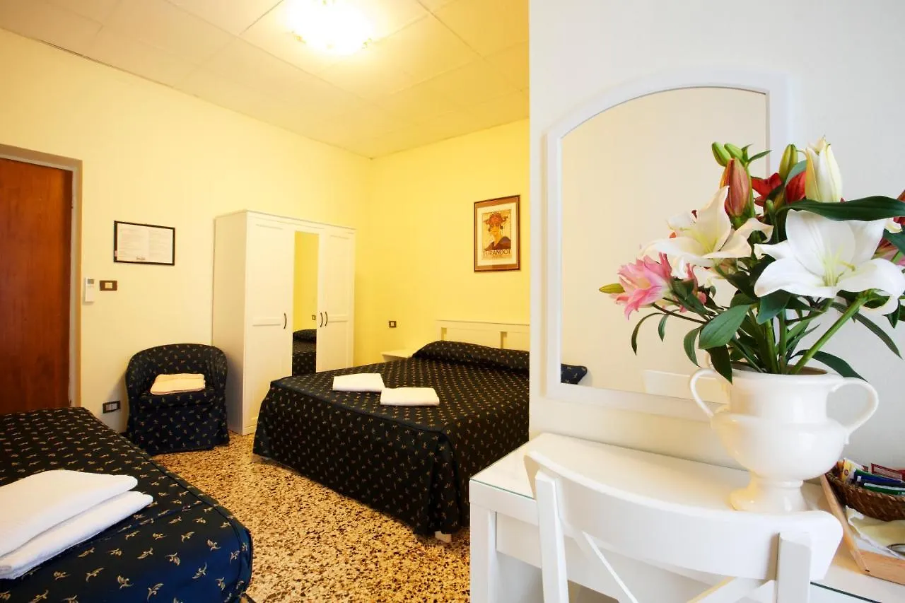Lyric Hotel Levanto 0*,